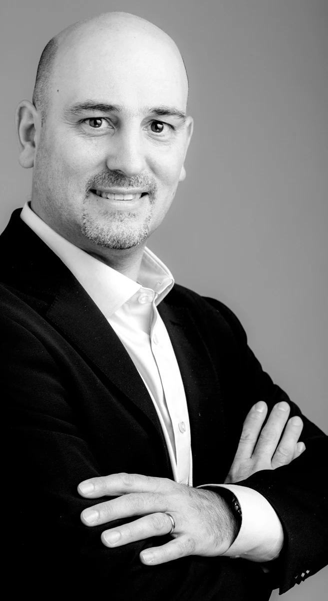 Patrick de Carvalho, fondateur d'All In, portrait en noir et blanc